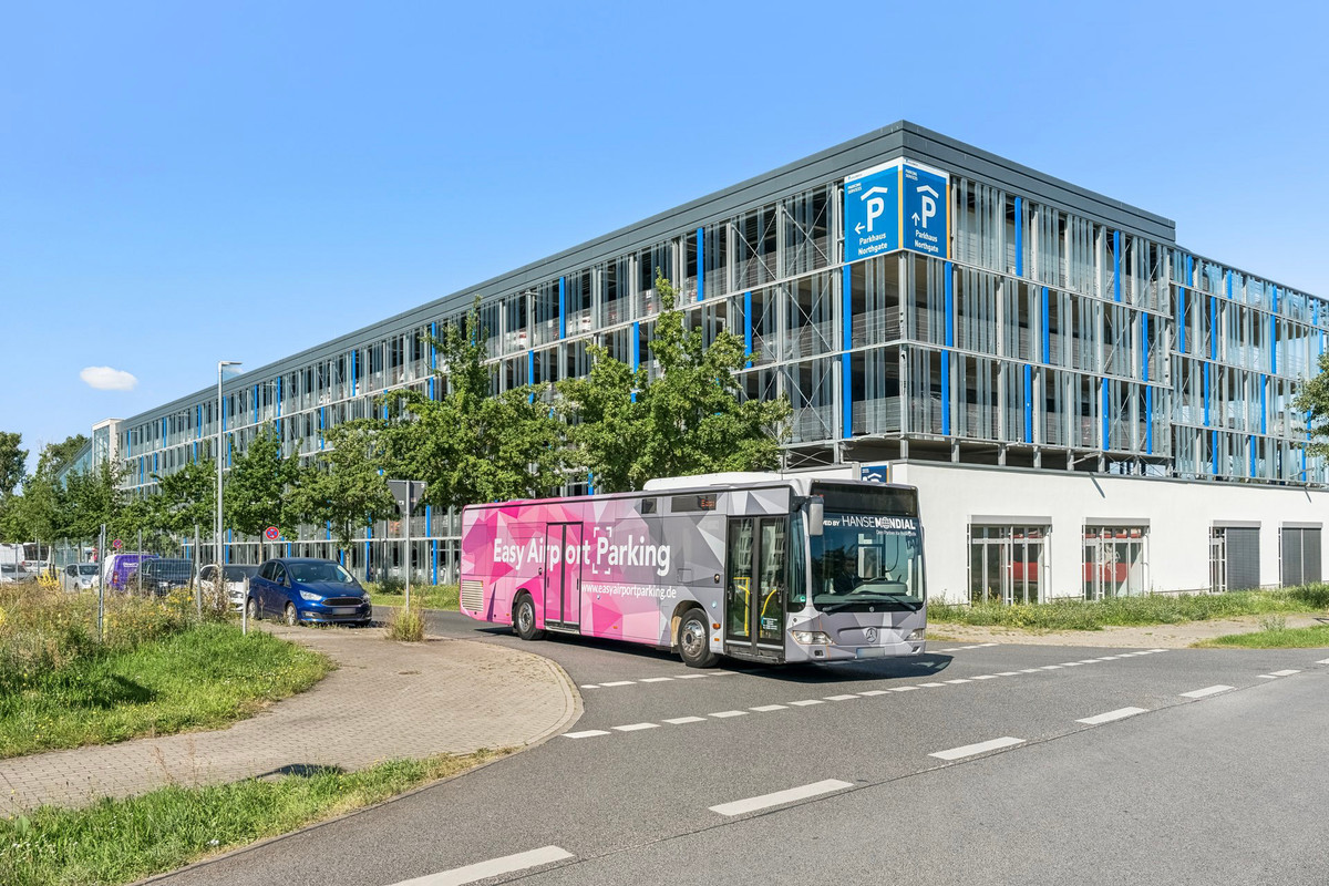 Shuttle bus at an intersection in front of the Easy Airport Parking parking garage at Berlin Brandenburg Airport (BER)
