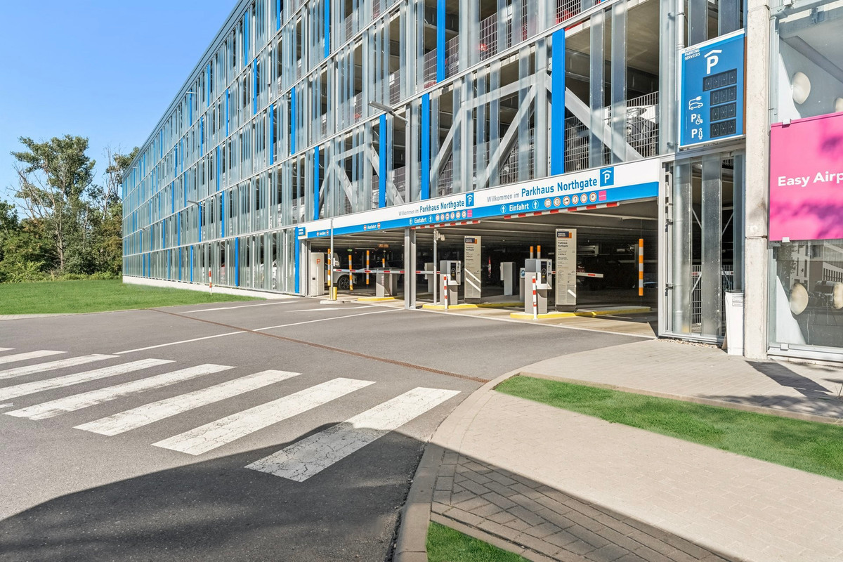 Einfahrtsbereich des Easy Airport Parkhauses am Flughafen Berlin Brandenburg (BER)