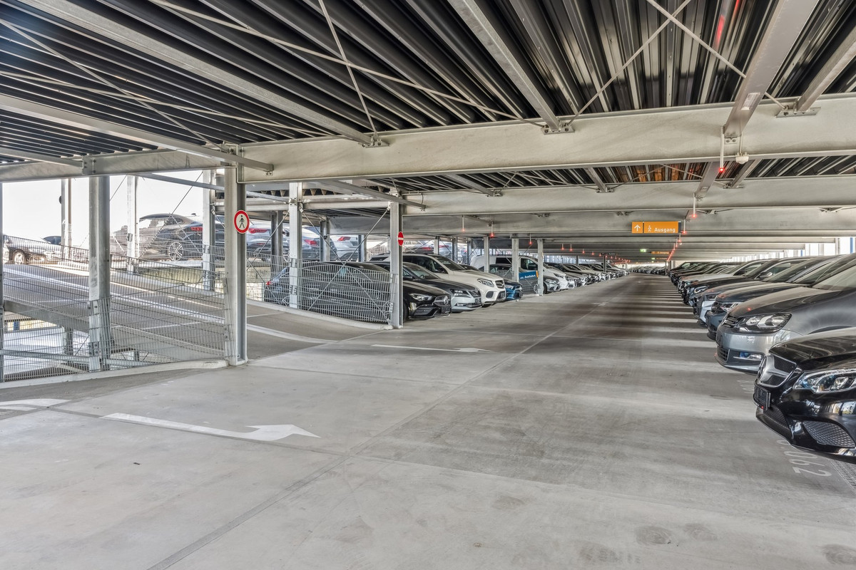 Parkende Autos im Easy Airport Parking Parkhaus am Flughafen Berlin Brandenburg (BER)