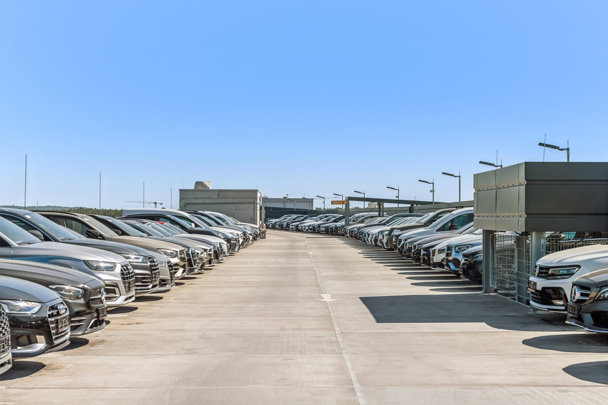Parkende Autos auf dem Dach des Easy Airport Parking Parkhauses am Flughafen Berlin Brandenburg (BER)