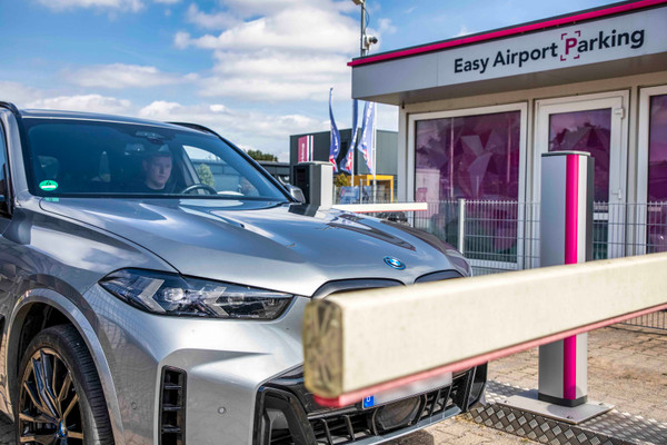 SUV in front of the entrance barrier to the Easy Airport Parking car park at Dortmund Airport (DTM)