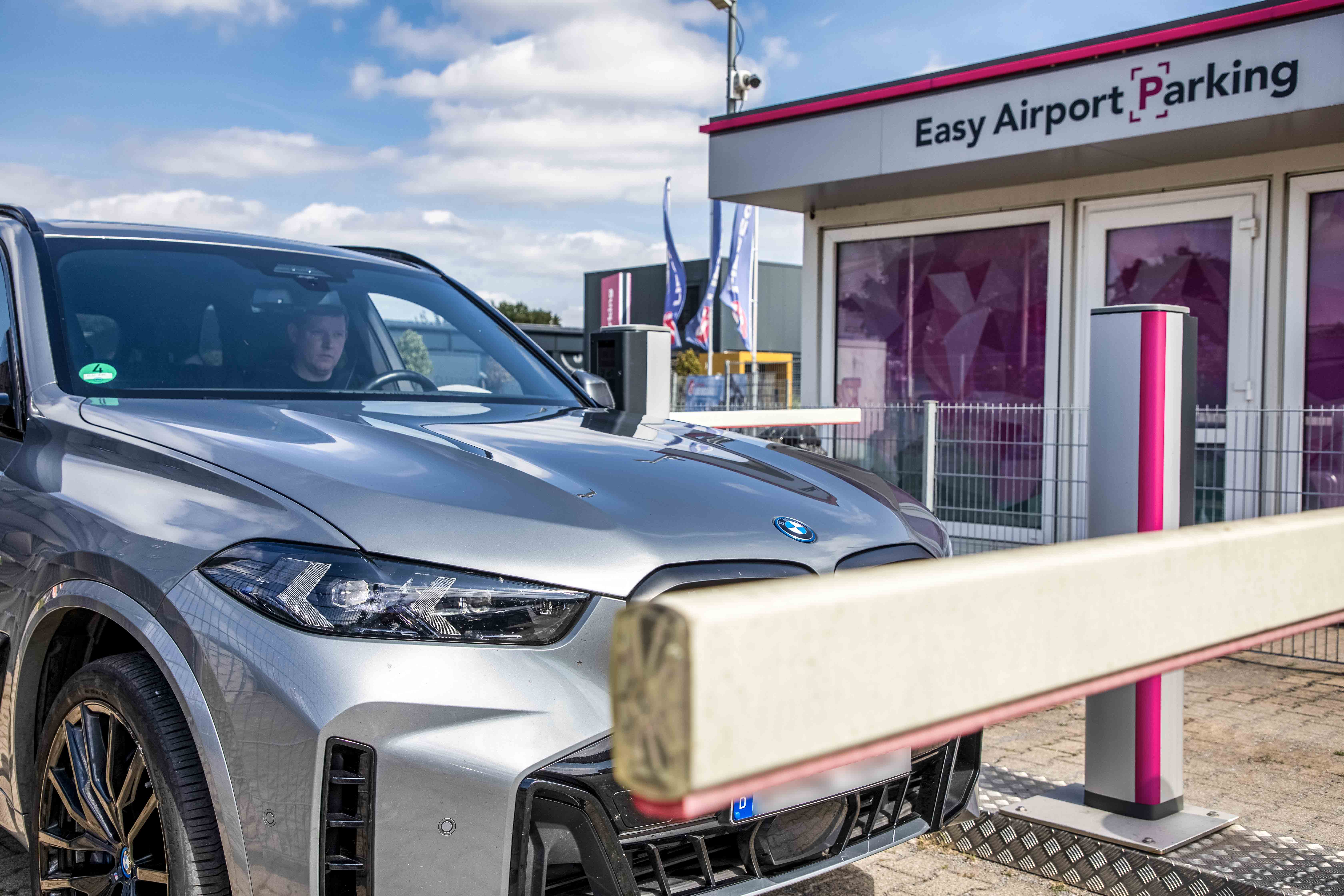 SUV in front of the entrance barrier to the Easy Airport Parking car park at Dortmund Airport (DTM)