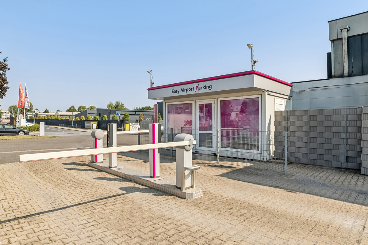 De oprit van de Easy Airport Parking-parkeerplaats bij de luchthaven van Dortmund (DTM)