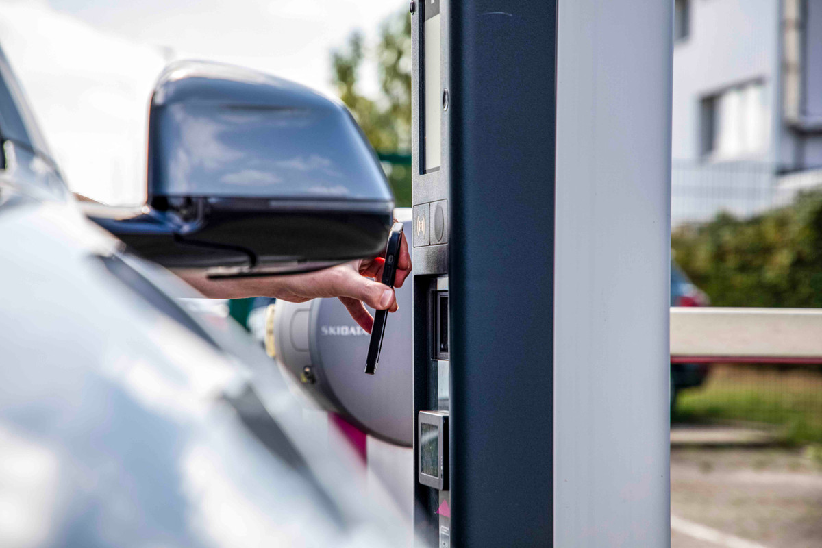 Scan QR-koden ved indkørslen til Easy Airport Parking-parkeringspladsen ved Dortmund Lufthavn (DTM)