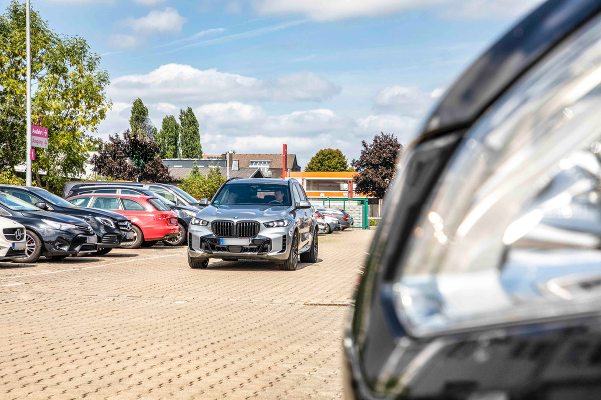 Auto bij het parkeren op de Easy Airport Parking-parkeerplaats bij de luchthaven Dortmund (DTM)
