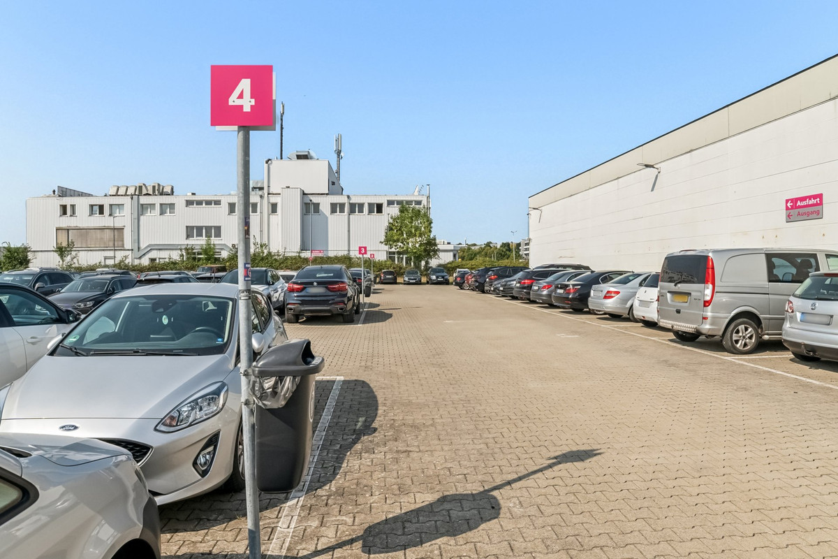 Parkerede biler på Easy Airport Parking-parkeringspladsen ved Dortmund Lufthavn (DTM)
