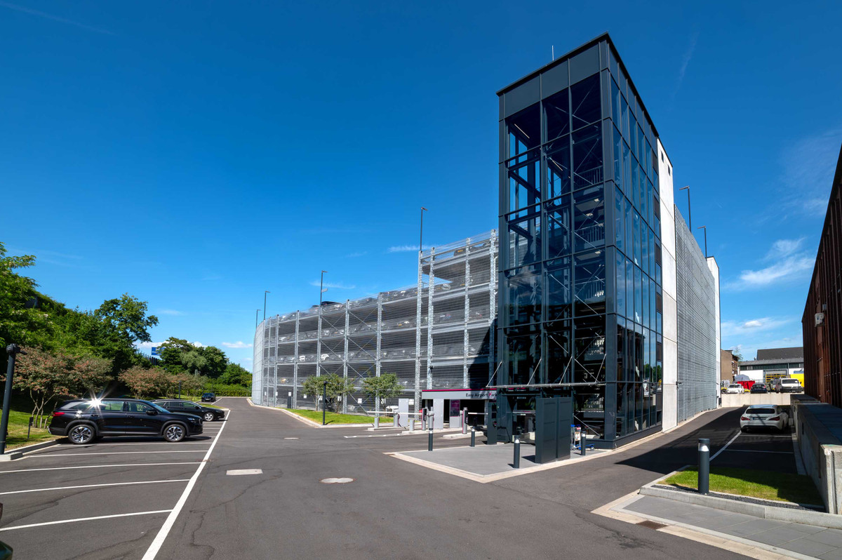 Moderne parkeringshus med glasfacade fra Easy Airport Parking ved Düsseldorf lufthavn (DUS)