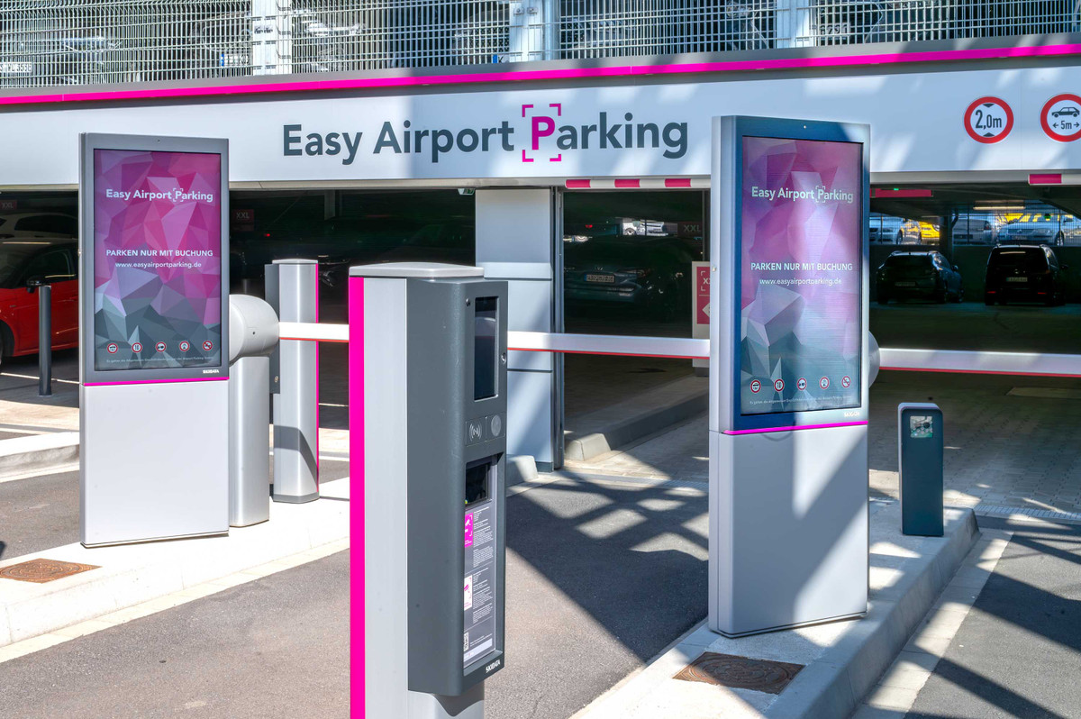 Einfahrt mit Schranken zum Parkhaus von Easy Airport Parking am Flughafen Düsseldorf (DUS)