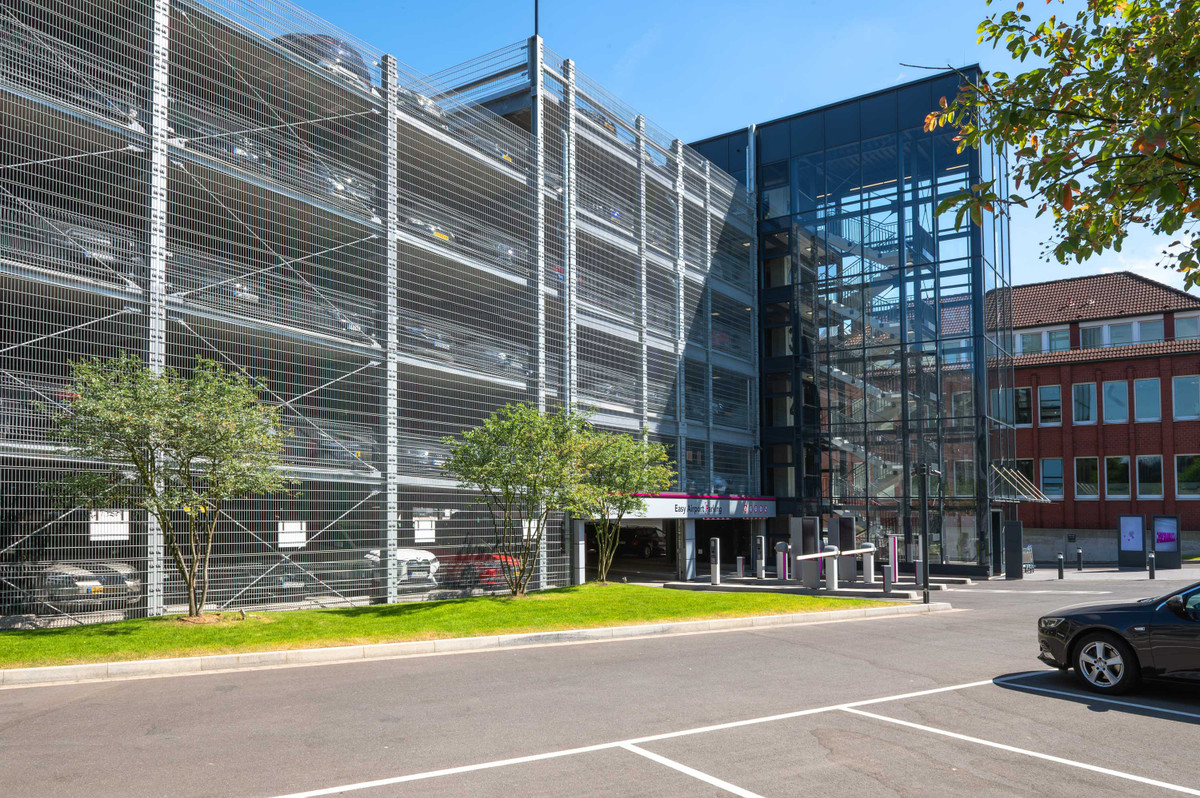 Vorderansicht des mehrstöckigen Easy Airport Parking Parkhauses am Flughafen Düsseldorf (DUS)