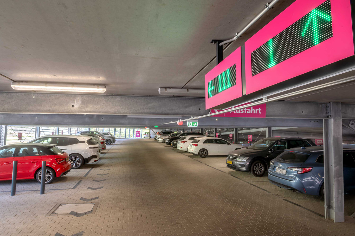 Indvendigt udsyn i parkeringshuset med LED-vejledningssystem hos Easy Airport Parking i Düsseldorf Lufthavn (DUS)