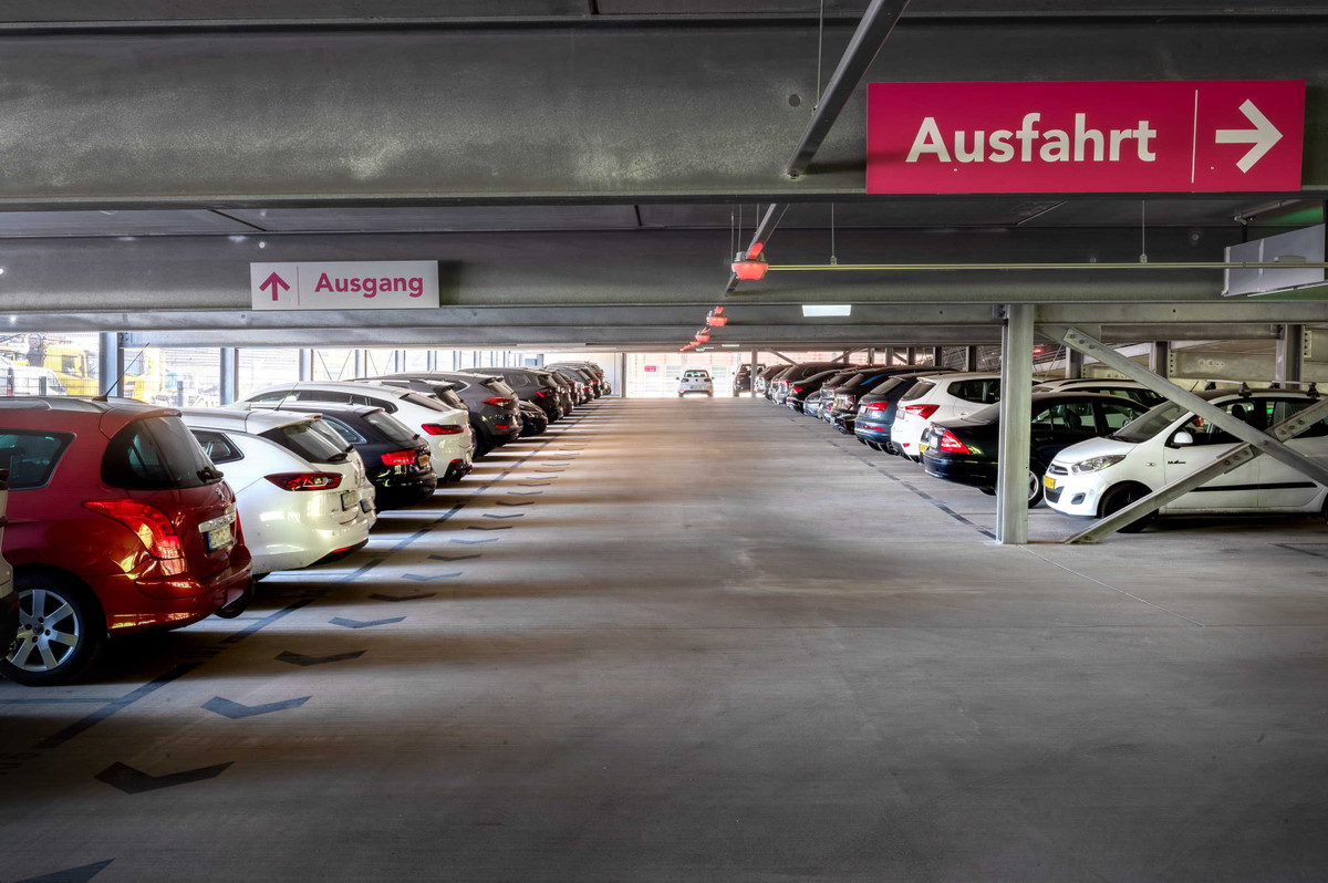 Parkeringsniveau med udgangsskilte i parkeringshuset hos Easy Airport Parking i Düsseldorf Lufthavn (DUS)