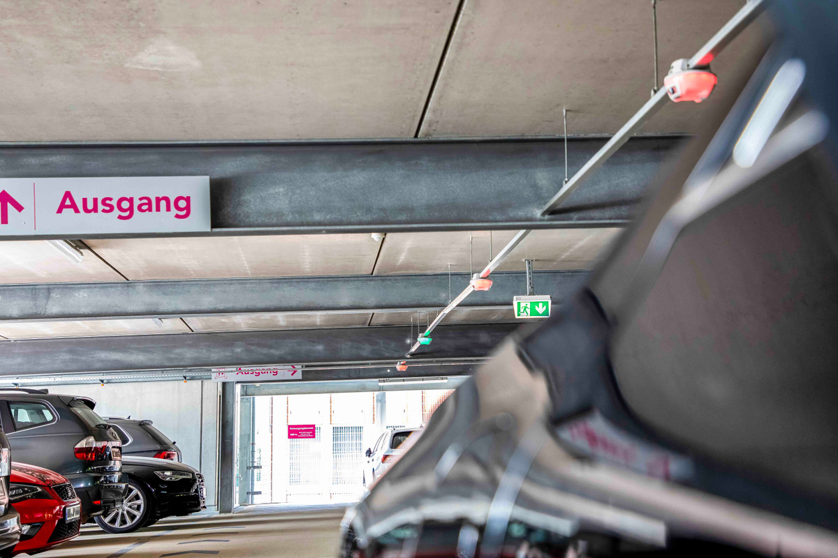 Detalje af en parkeret bil i parkeringshuset Easy Airport Parking ved Düsseldorf Lufthavn (DUS)