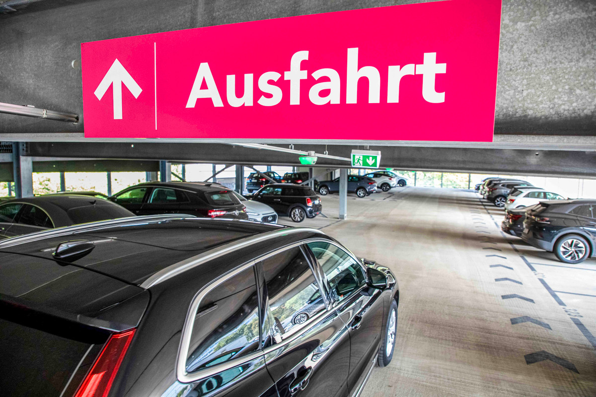 Skiltning til udkørslen i parkeringshuset Easy Airport Parking ved Düsseldorf Lufthavn (DUS)