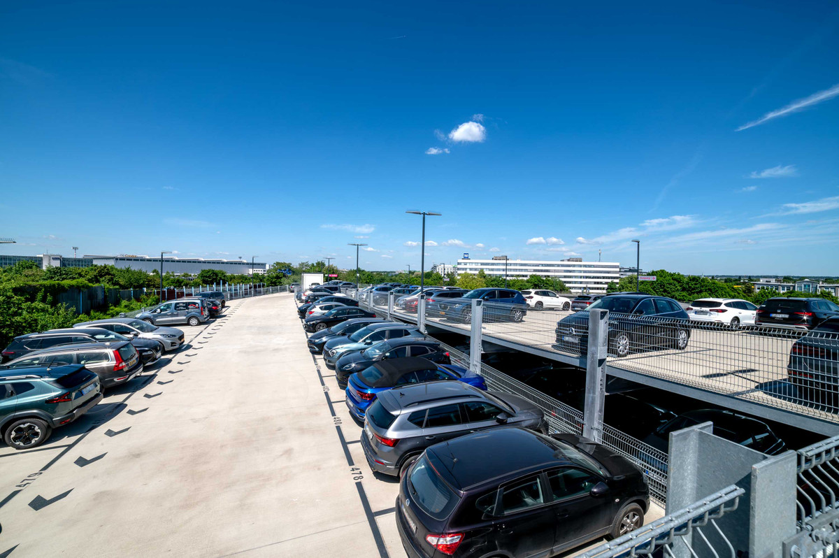 Parkerede biler på udendækket af parkeringshuset hos Easy Airport Parking i Düsseldorf Lufthavn (DUS)