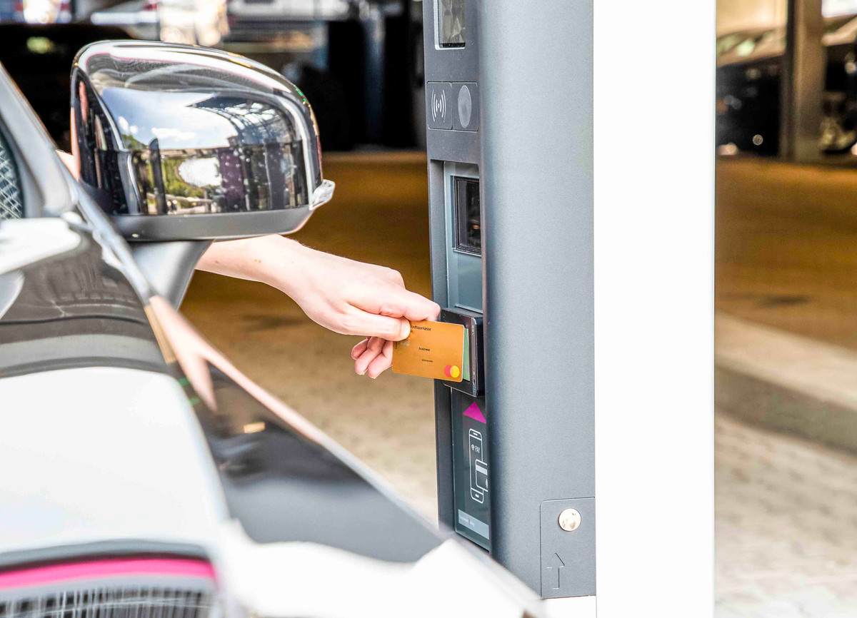 Betaling med kort ved udkørsel fra Easy Airport Parking-parkeringshuset ved Düsseldorf Lufthavn (DUS)