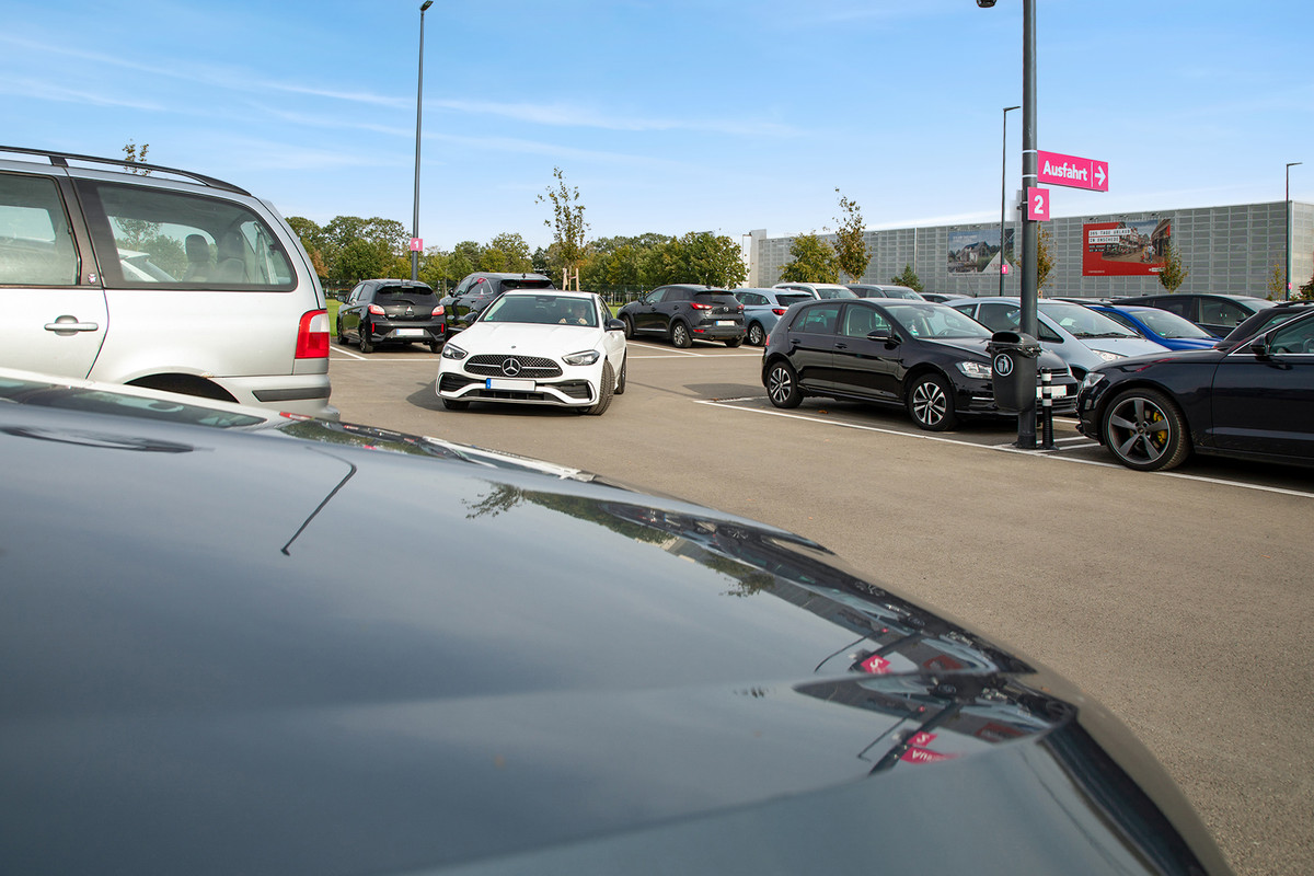 Parkerede biler på Easy Airport Parking parkeringspladsen ved Münster/Osnabrück lufthavn (FMO)
