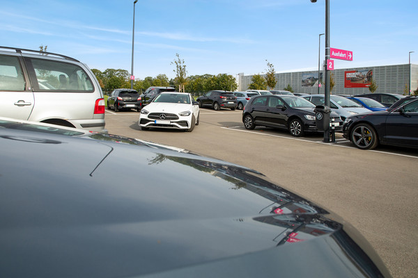 Parkerede biler på Easy Airport Parking parkeringspladsen ved Münster/Osnabrück lufthavn (FMO)
