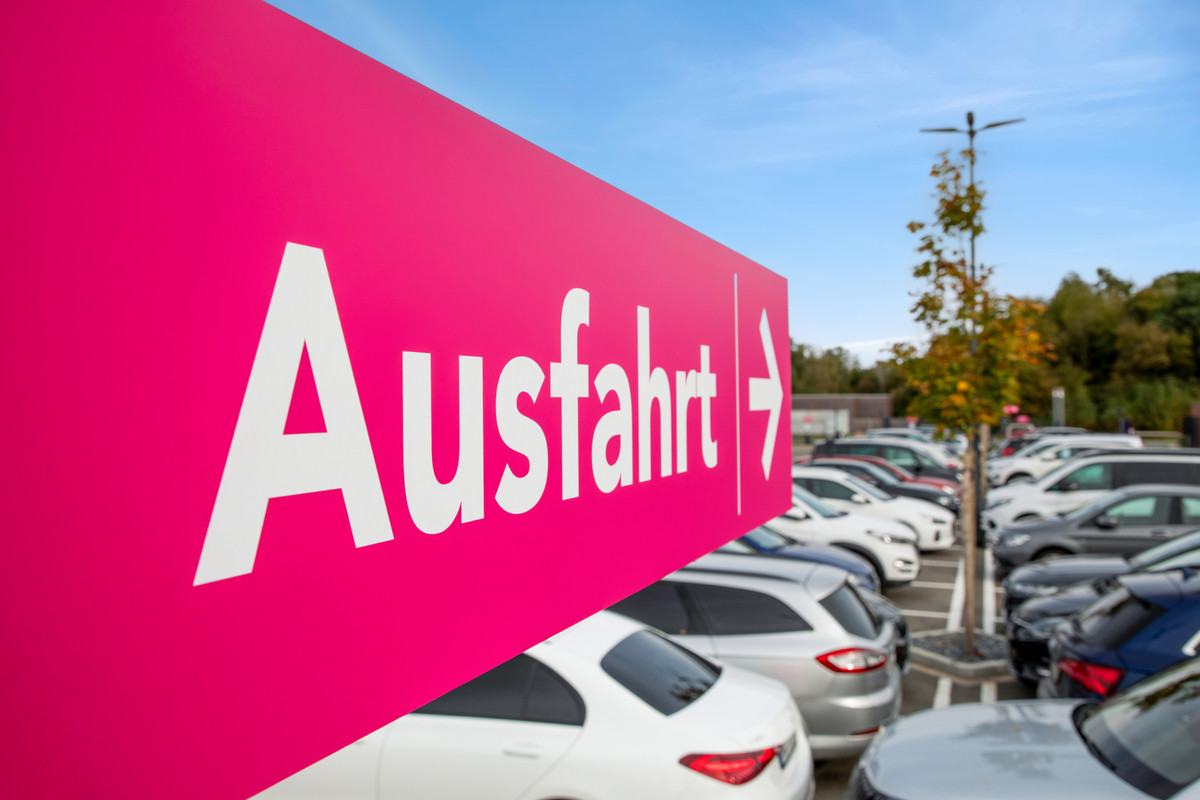 Pinkes Ausfahrtschild auf dem Easy Airport Parking Parkplatz am Flughafen Münster/Osnabrück (FMO)