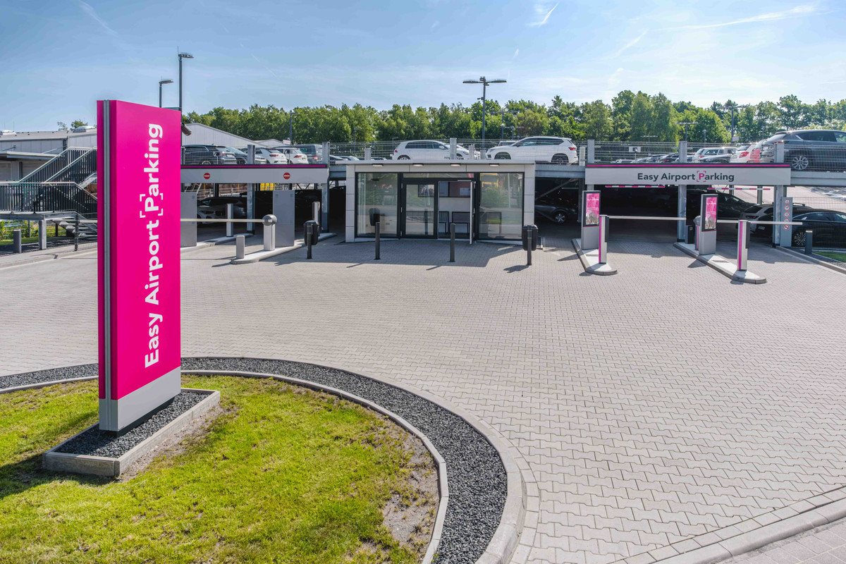 Frontvisning af parkeringshuset hos Easy Airport Parking i Hannover Lufthavn (HAJ)