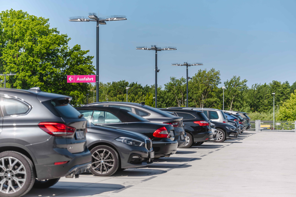 Parkering på udendækket af parkeringshuset fra Easy Airport Parking i Hannover Lufthavn (HAJ)