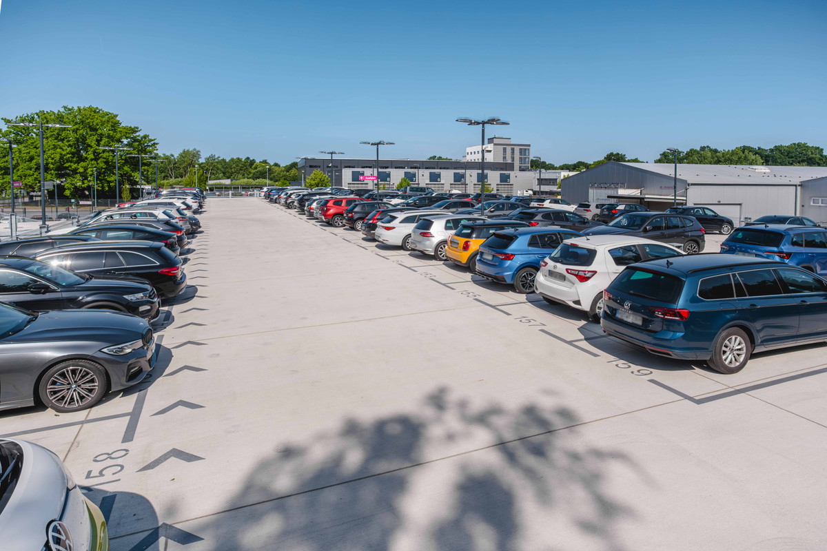 Velorganiserede parkeringspladser på udendørsområdet ved Easy Airport Parking i Hannover Lufthavn (HAJ)