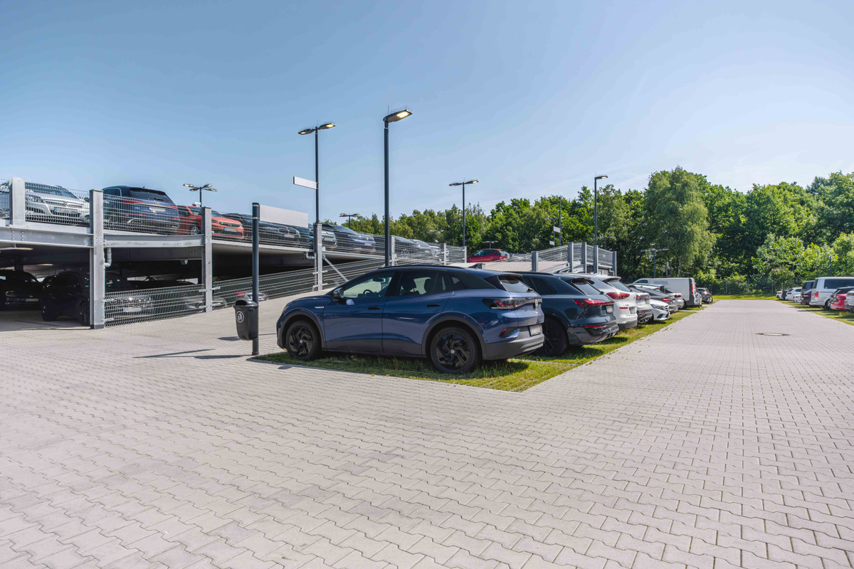 Parkeringspladser ved siden af parkeringshuset fra Easy Airport Parking i Hannover Lufthavn (HAJ)