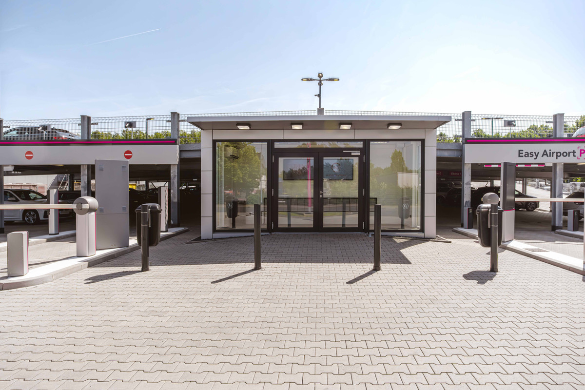 Udvendigt syn af det moderne venteskur ved parkeringsgaragen fra Easy Airport Parking i Hannover Lufthavn (HAJ)