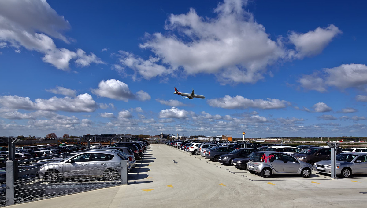 Fly flyver over udendækket på parkeringshuset hos Easy Airport Parking i Hamburg Lufthavn (HAM)