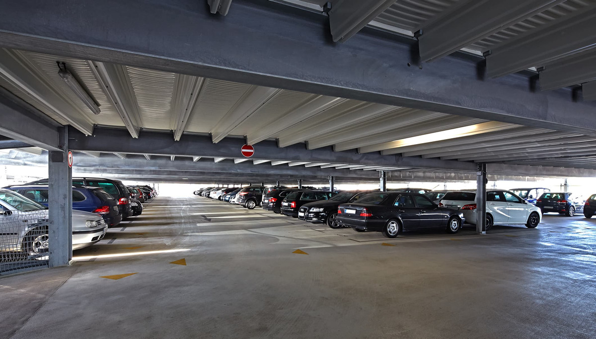 Geparkeerde auto’s op een parkeerlaag van de parkeergarage van Easy Airport Parking op luchthaven Hamburg (HAM)