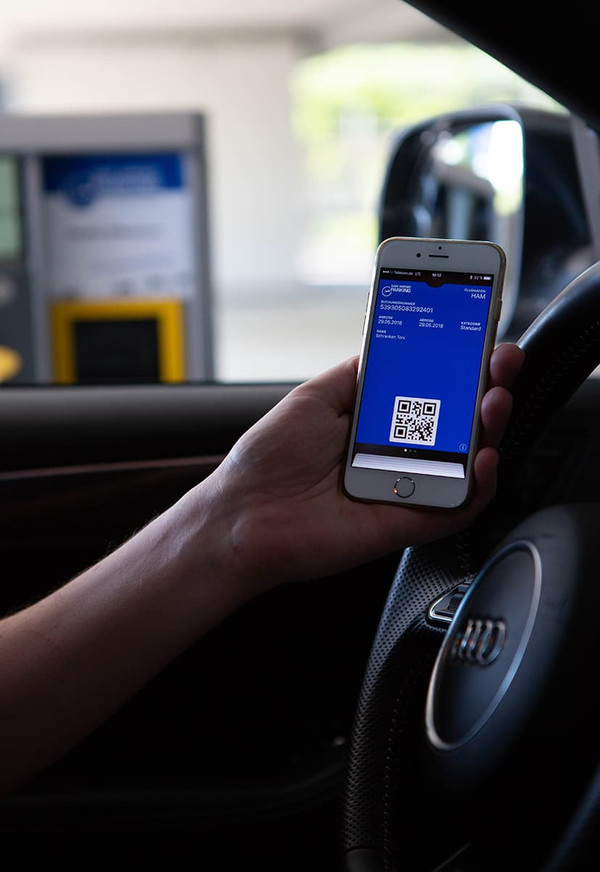 Smartphone met QR-code ticket voor toegang tot de parkeergarage van Easy Airport Parking op luchthaven Hamburg (HAM)