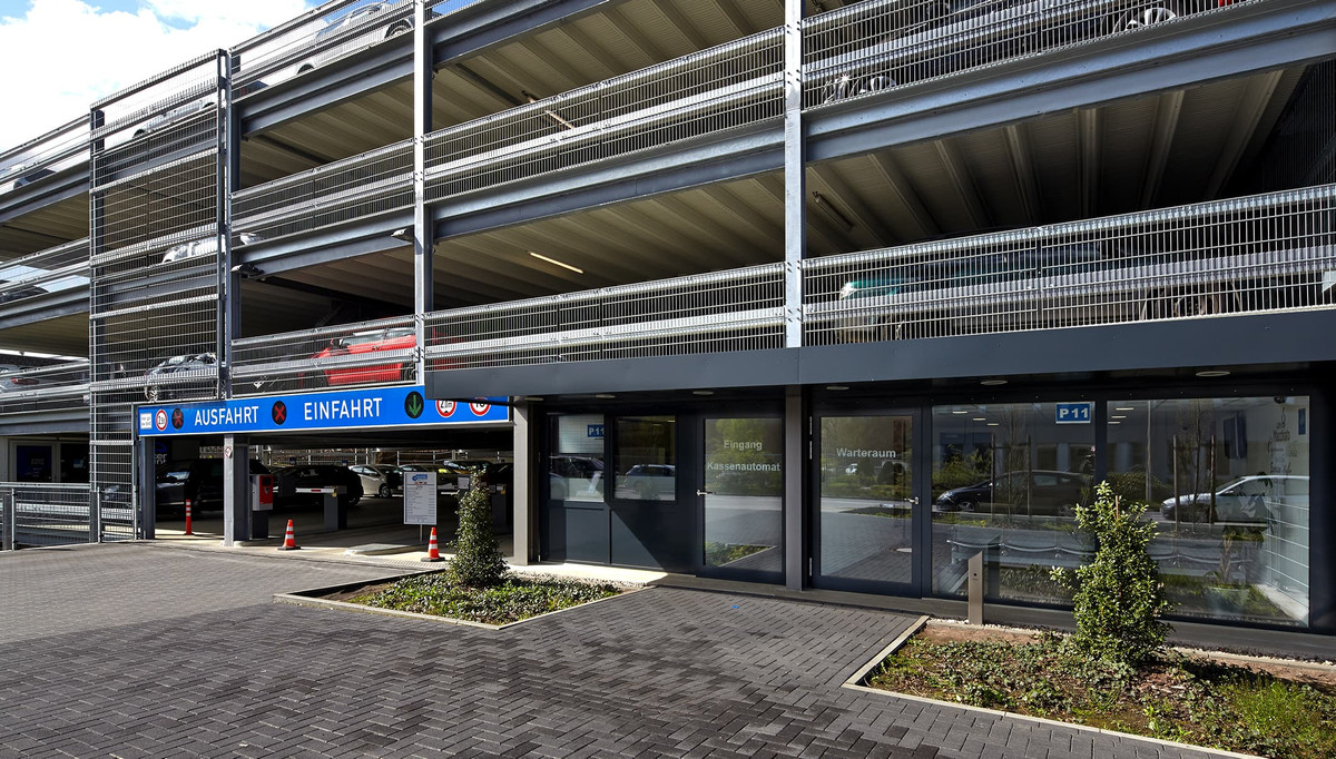 Indkørsel og venteområde i Easy Airport Parking parkeringshuset ved Hamburg lufthavn (HAM)