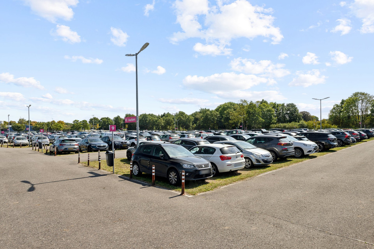Geparkeerde auto's op de Easy Airport Parking parkeerplaats op luchthaven Weeze (NRN)