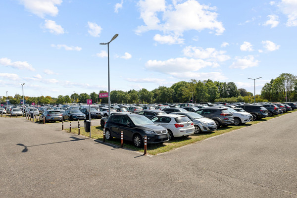 Geparkeerde auto's op de Easy Airport Parking parkeerplaats op luchthaven Weeze (NRN)