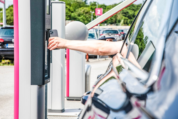 Scanning af QR-koden ved indkørselsbommen til Easy Airport Parking-parkeringspladsen i Weeze Lufthavn (NRN)