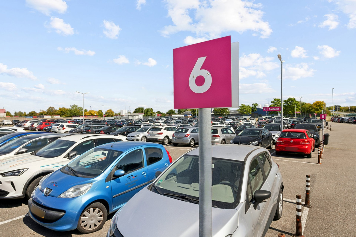 Bewegwijzering voor parkeer-rij 6 op de Easy Airport Parking parkeerplaats op luchthaven Weeze (NRN)