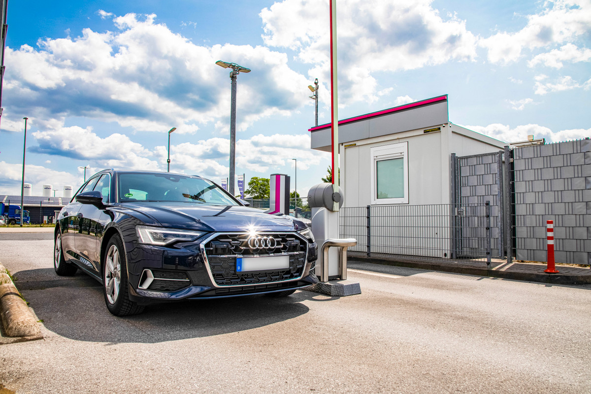 En bil, der kører ind på Easy Airport Parking-parkeringspladsen i Weeze Lufthavn (NRN)