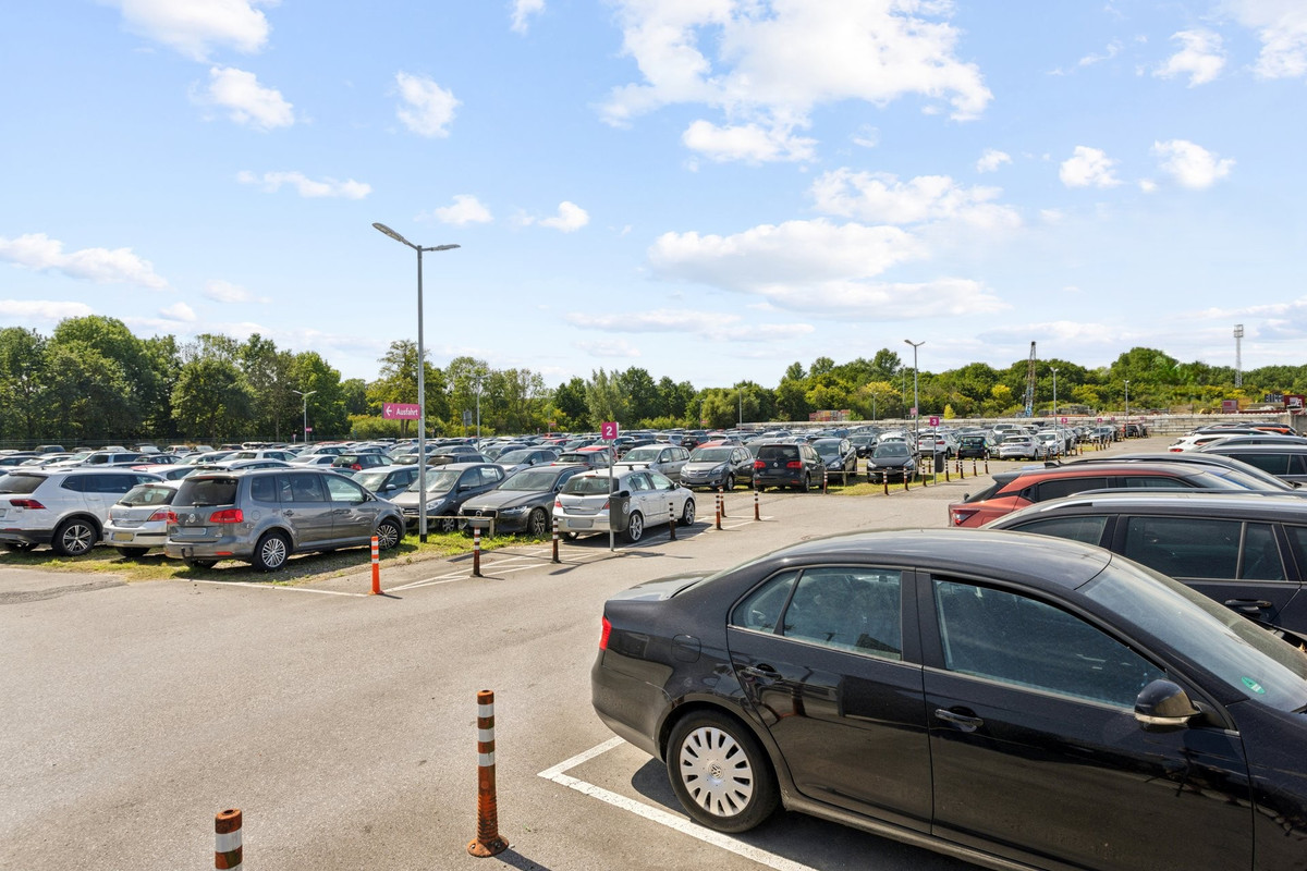 Overzicht van meerdere parkeer-rijen op de Easy Airport Parking parkeerplaats op luchthaven Weeze (NRN)