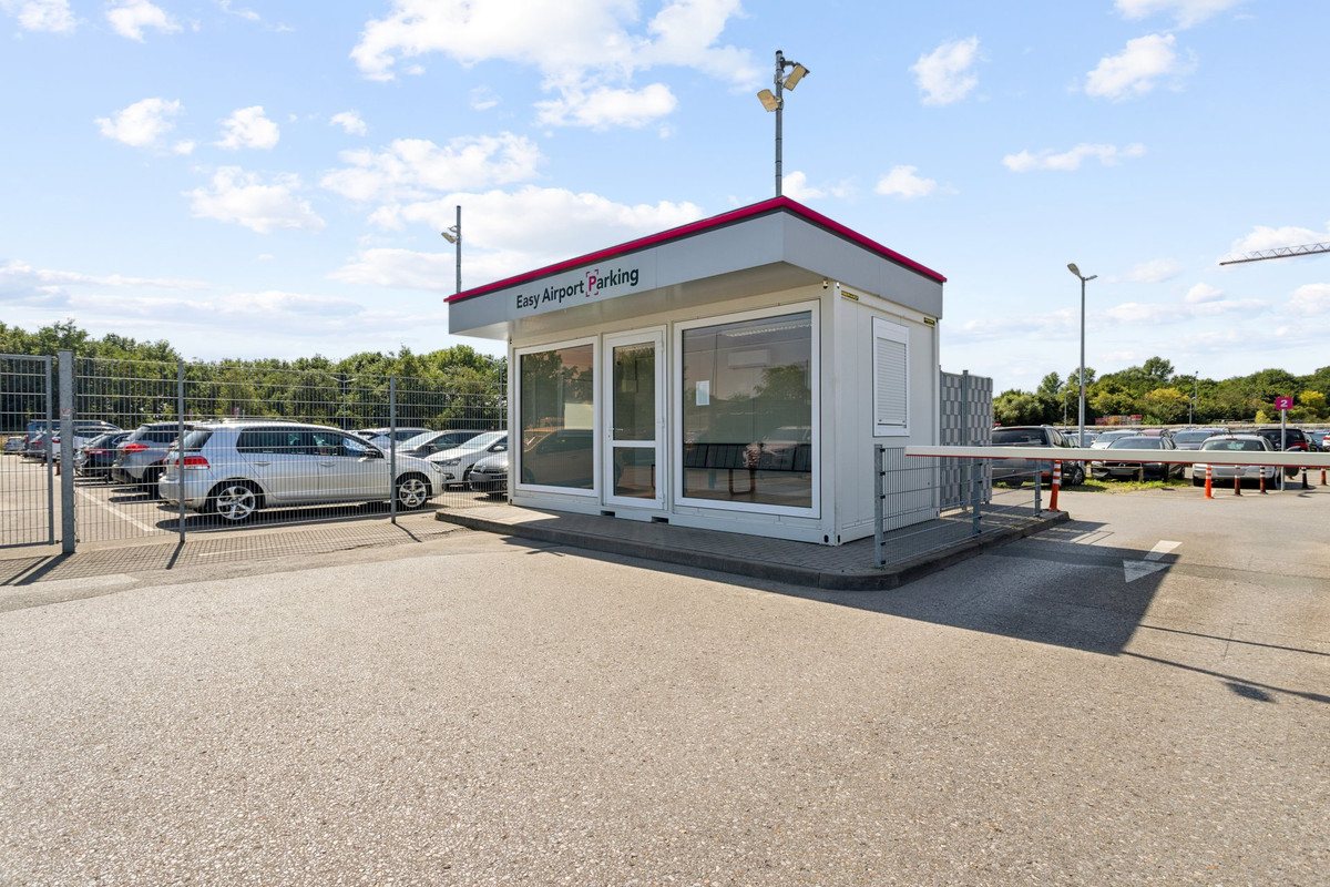 Ventehus og indkørselsbom til Easy Airport Parking-parkeringspladsen i Weeze Lufthavn (NRN)
