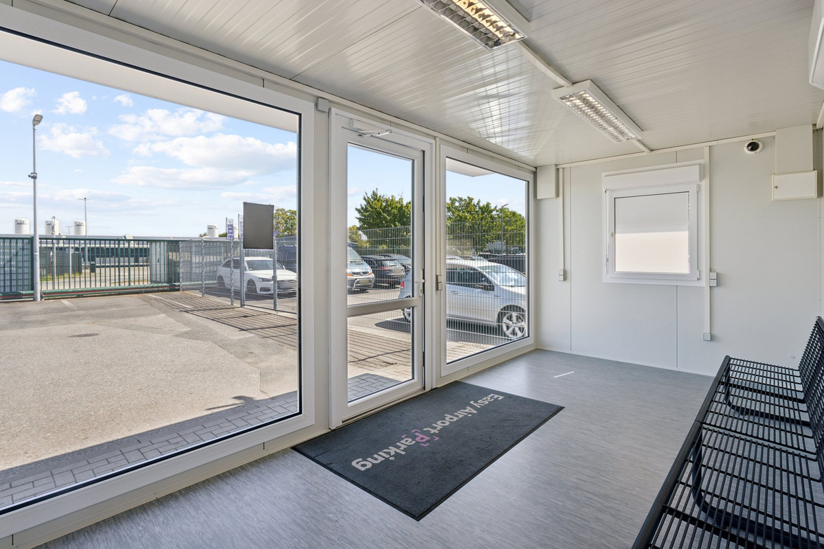 Indvendigt view af ventehuset på Easy Airport Parking-parkeringspladsen i Weeze Lufthavn (NRN)