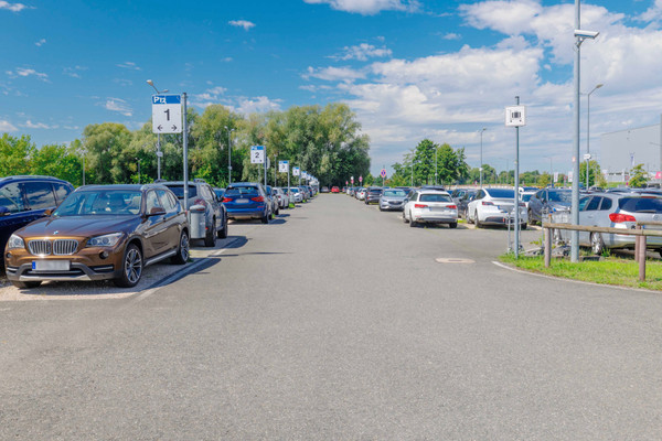Parkerede biler på Easy Airport Parking-parkeringspladsen i Nürnberg Lufthavn (NUE)