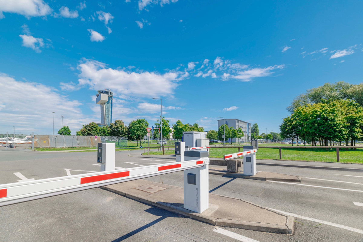 Close-up van de inrijslagbomen van de Easy Airport Parking parkeerplaats op luchthaven Neurenberg (NUE)
