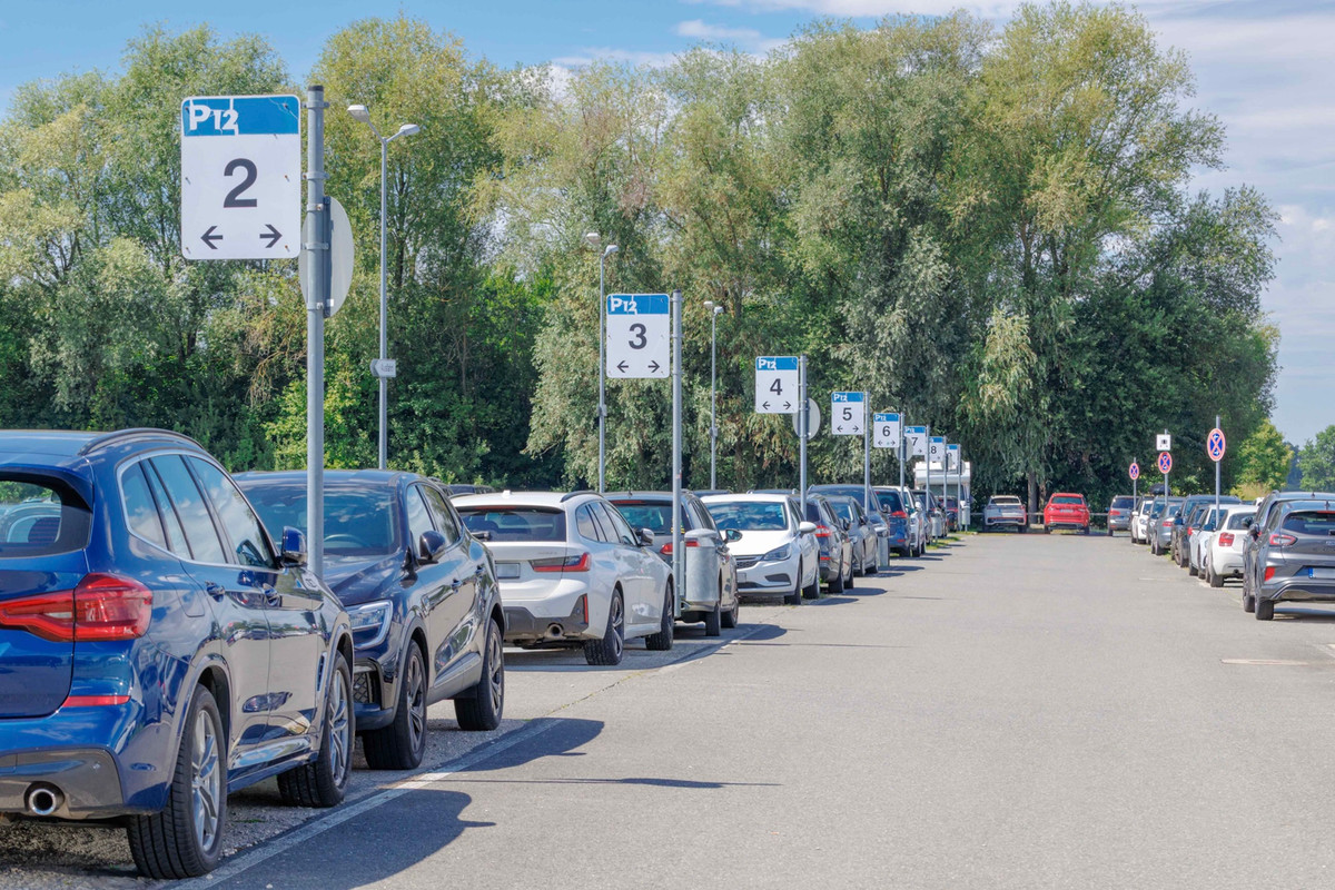 Bewegwijzering van de parkeer­rijen op de Easy Airport Parking parkeerplaats op luchthaven Neurenberg (NUE)