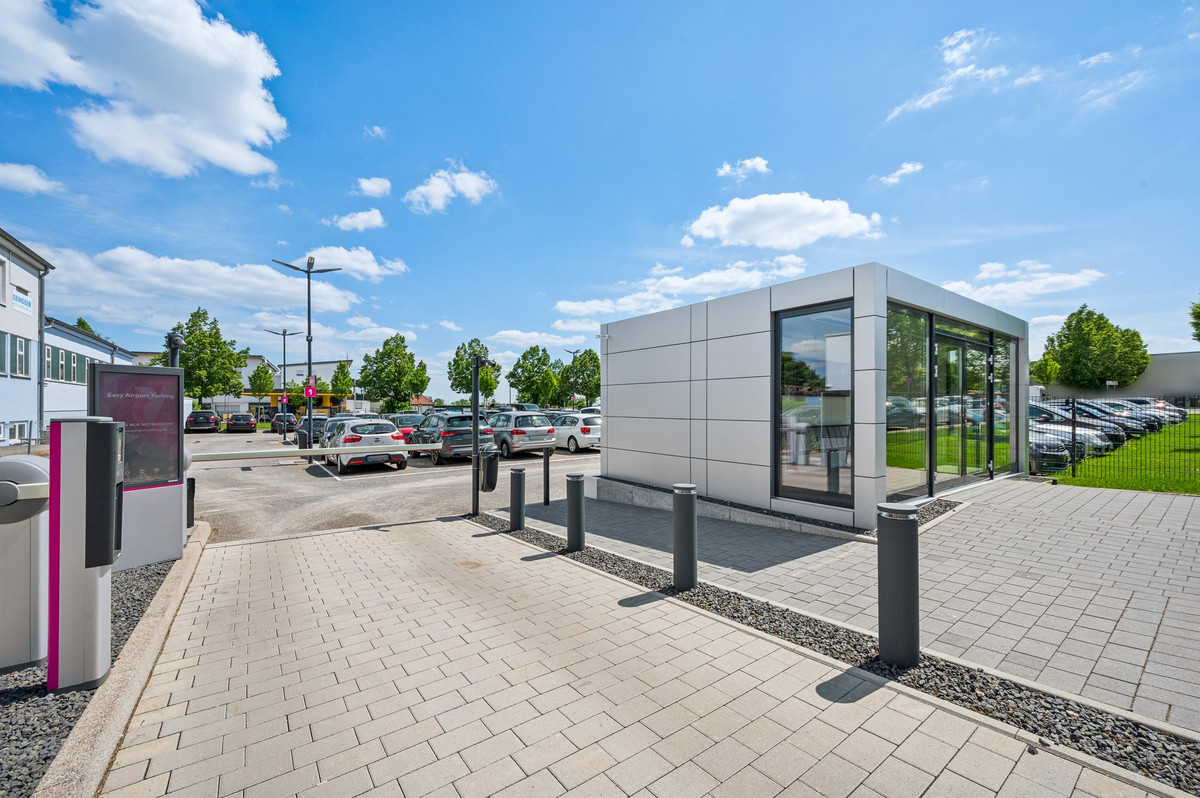 Verzorgde toegangsweg met wachthuisje bij de parkeerplaats van Easy Airport Parking op luchthaven Stuttgart (STR)