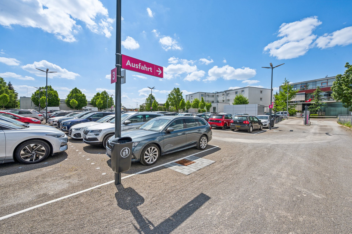Beschilderung auf dem gefüllten Parkplatz von Easy Airport Parking am Flughafen Stuttgart (STR)