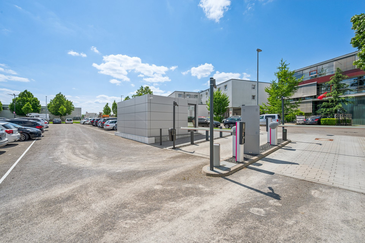 Geräumiger Ausfahrtsbereich des Parkplatzes von Easy Airport Parking am Flughafen Stuttgart (STR)