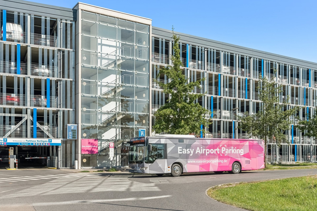 Seitliche Ansicht des Easy Airport Parking Parkhauses mit Shuttlebus am Flughafen Berlin Brandenburg (BER)