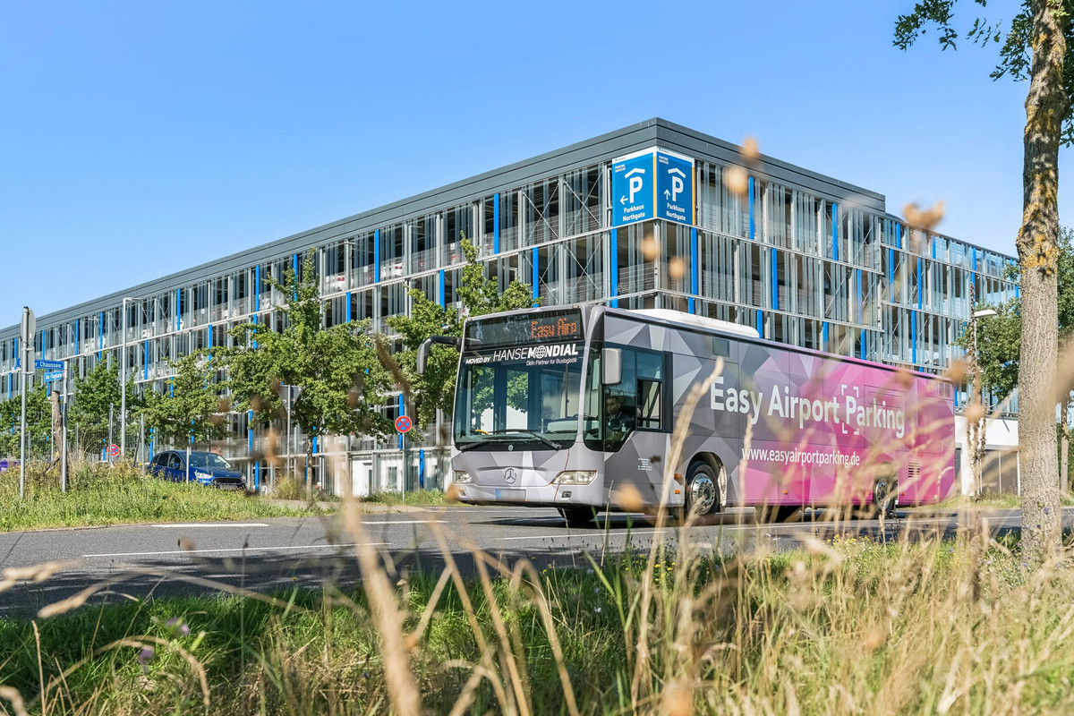 Shuttle bus on the way to the terminal from the Easy Airport Parking parking garage at Berlin Brandenburg Airport (BER)