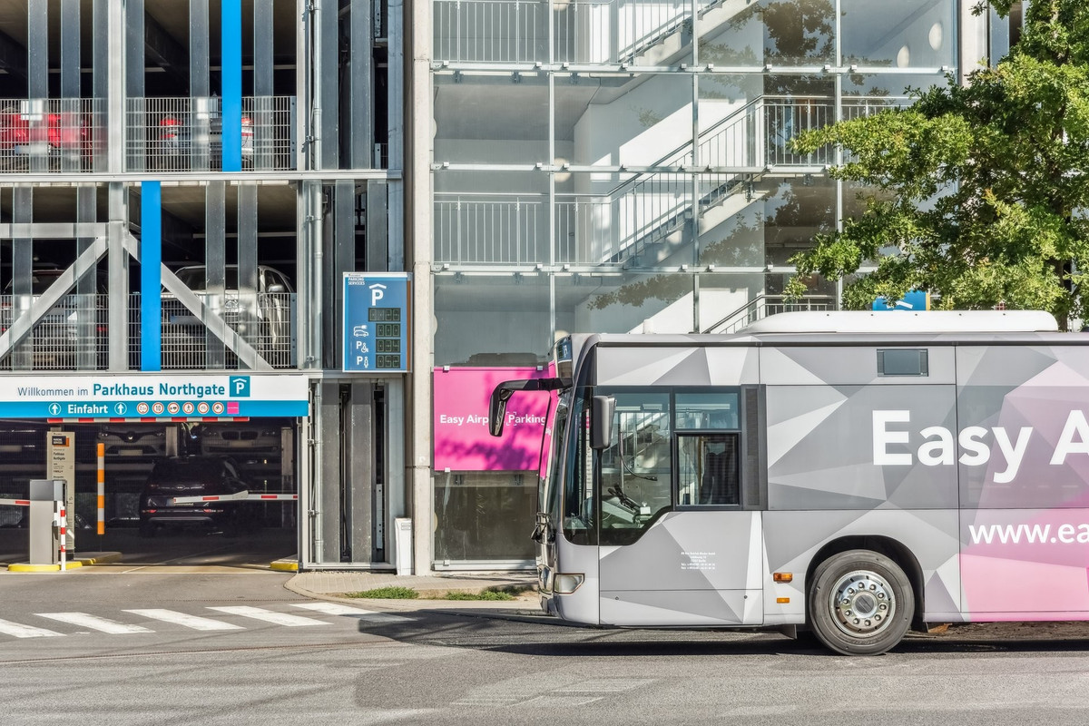 Shuttle bus arriving at the Easy Airport Parking parking garage at Berlin Brandenburg Airport (BER)