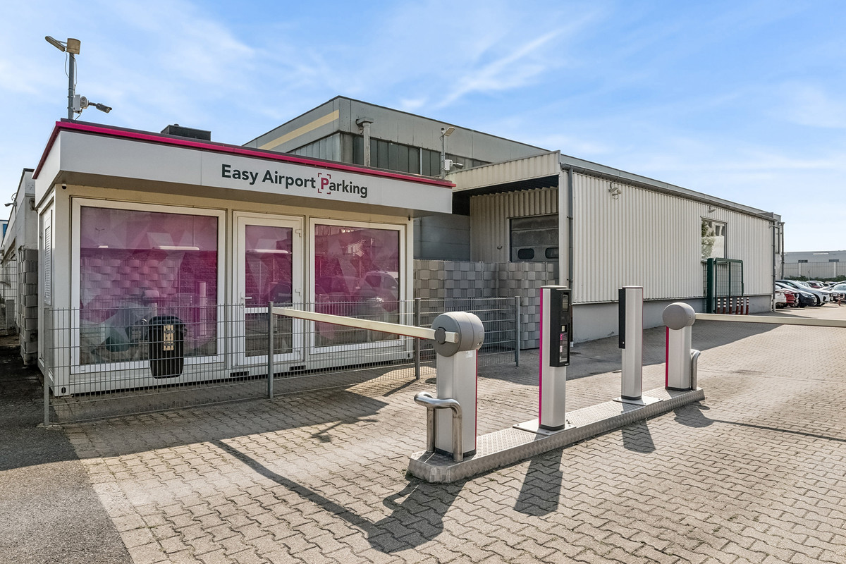 Indkørselsområde med ventehus ved Easy Airport Parking-parkeringspladsen ved Dortmund Lufthavn (DTM)