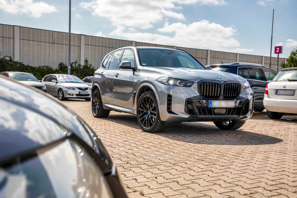 SUV på vej over Easy Airport Parking-parkeringspladsen ved Dortmund Lufthavn (DTM)
